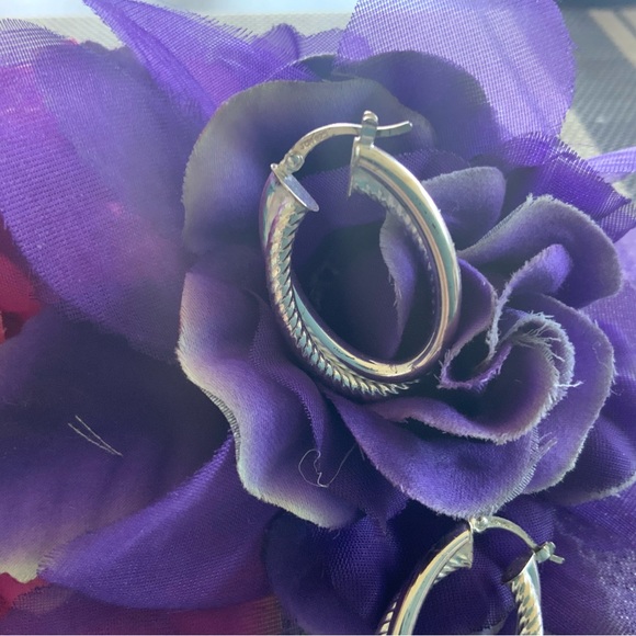 NWOT signed 925 silver nicely decorated hoop pierced earrings. - Picture 4 of 4